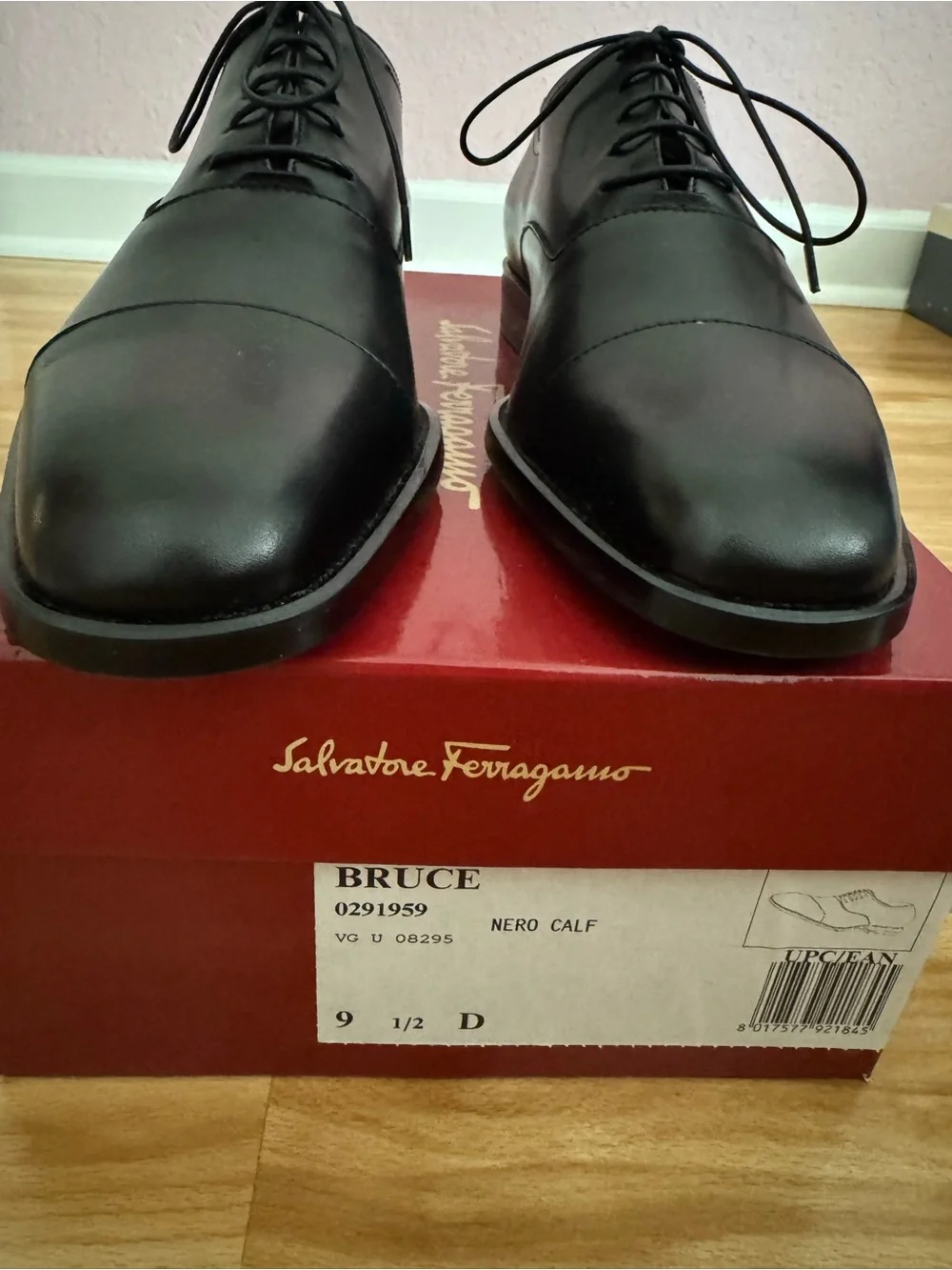 Salvatore Ferragamo Men’s Black Leather Cap-Toe Oxfords 9.5D